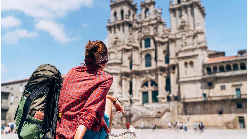 Una peregrina del Camino de Santiago en la plaza del Obradoiro.
