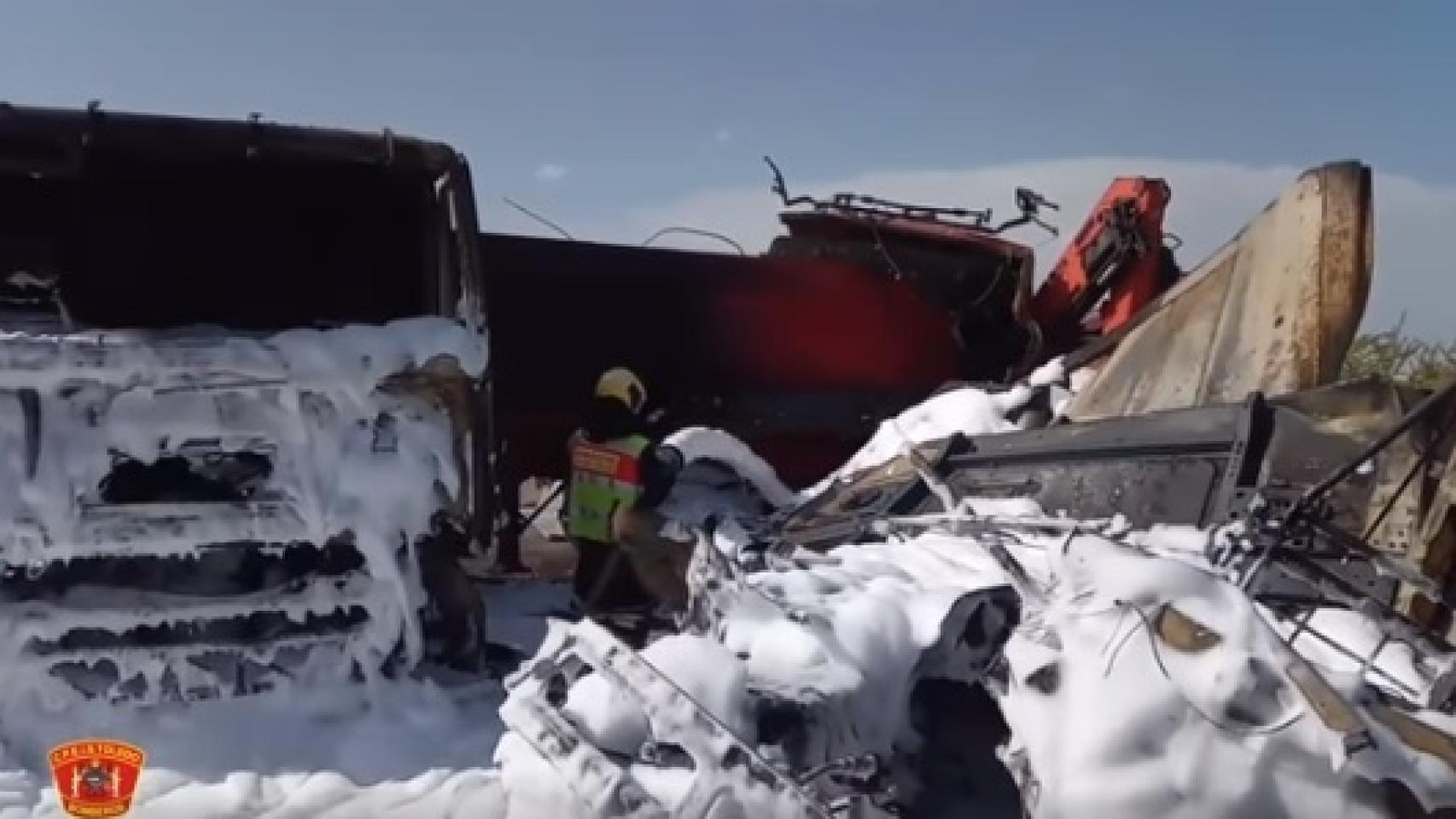 Cortada la carretera en Numancia de la Sagra (Toledo) por el incendio de un camión
