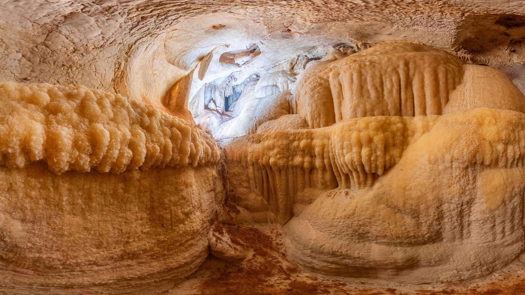 Una de las imágenes de la cueva de La Araña difundidas en redes sociales.