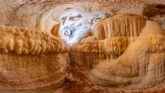 Una de las imágenes de la cueva de La Araña difundidas en redes sociales.