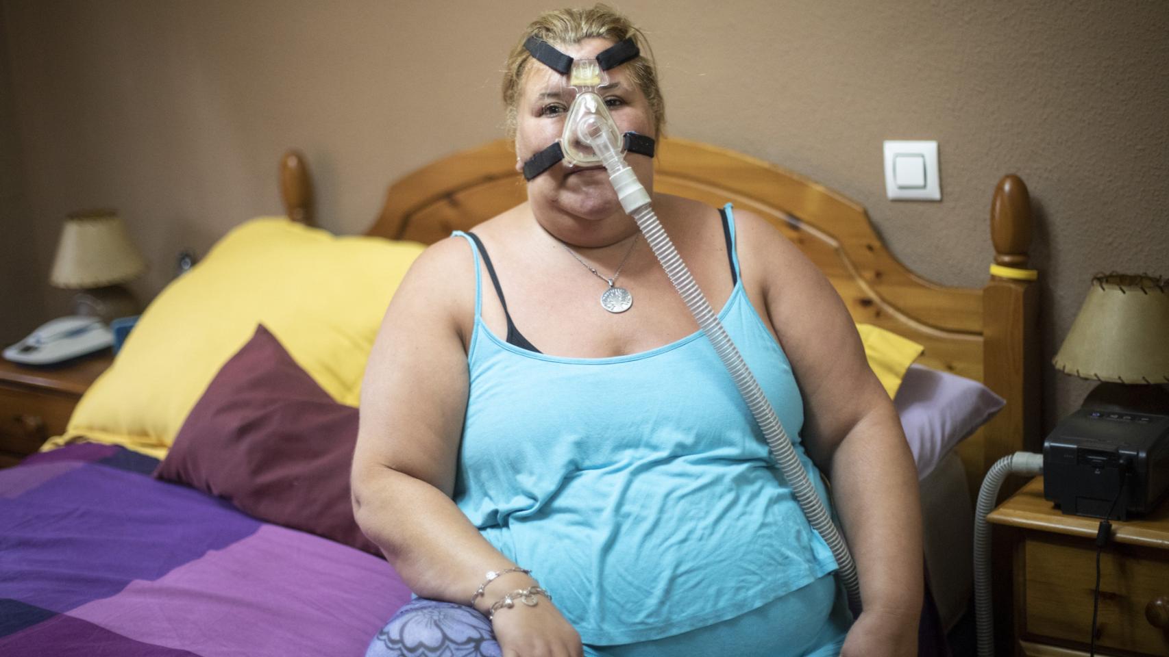 Arancha (44) posa con el respirador que necesita para dormir cada noche.