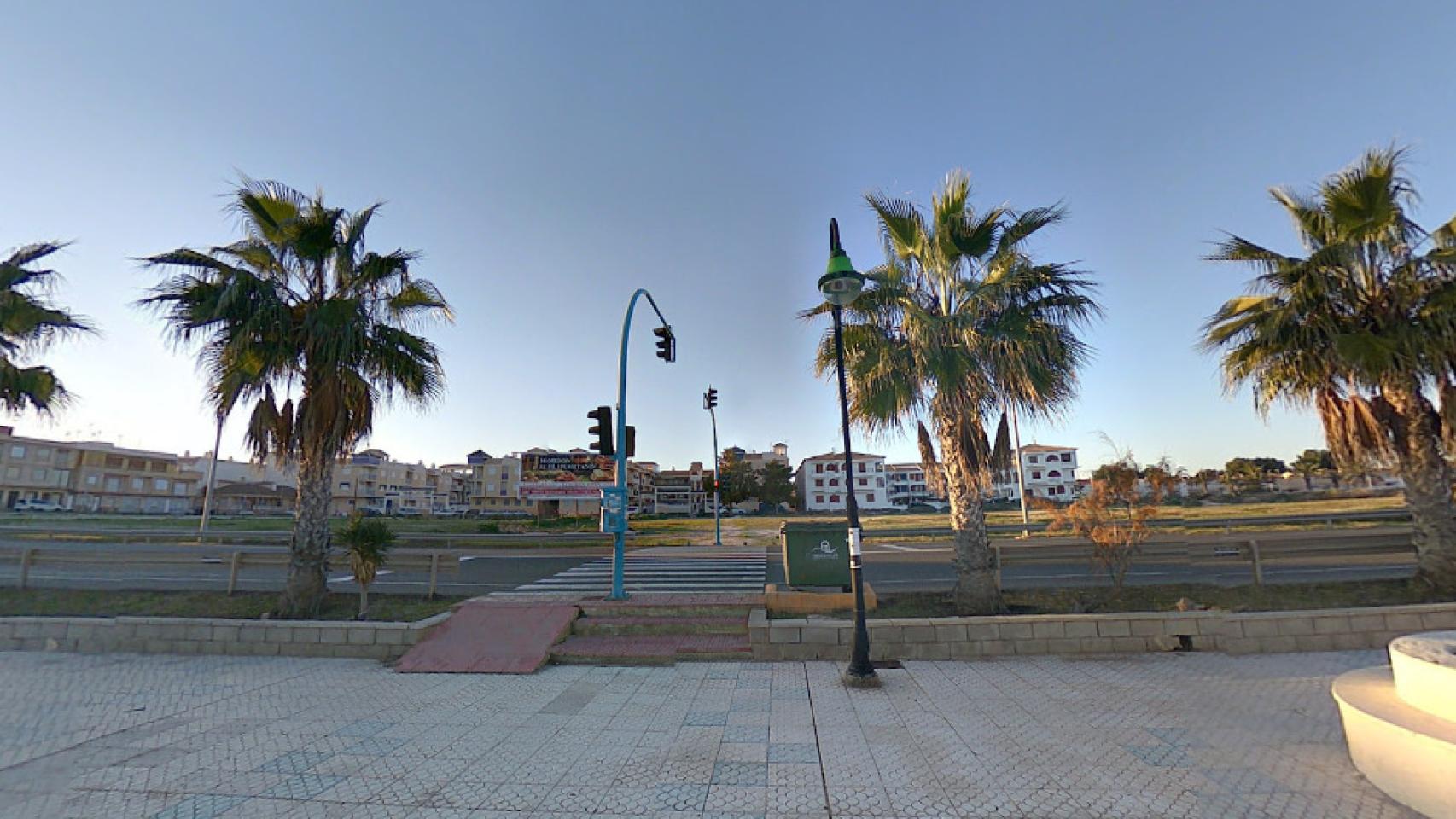 Un paso de cebra de la avenida Desiderio Rodríguez a la altura de la playa de Los Náufragos.