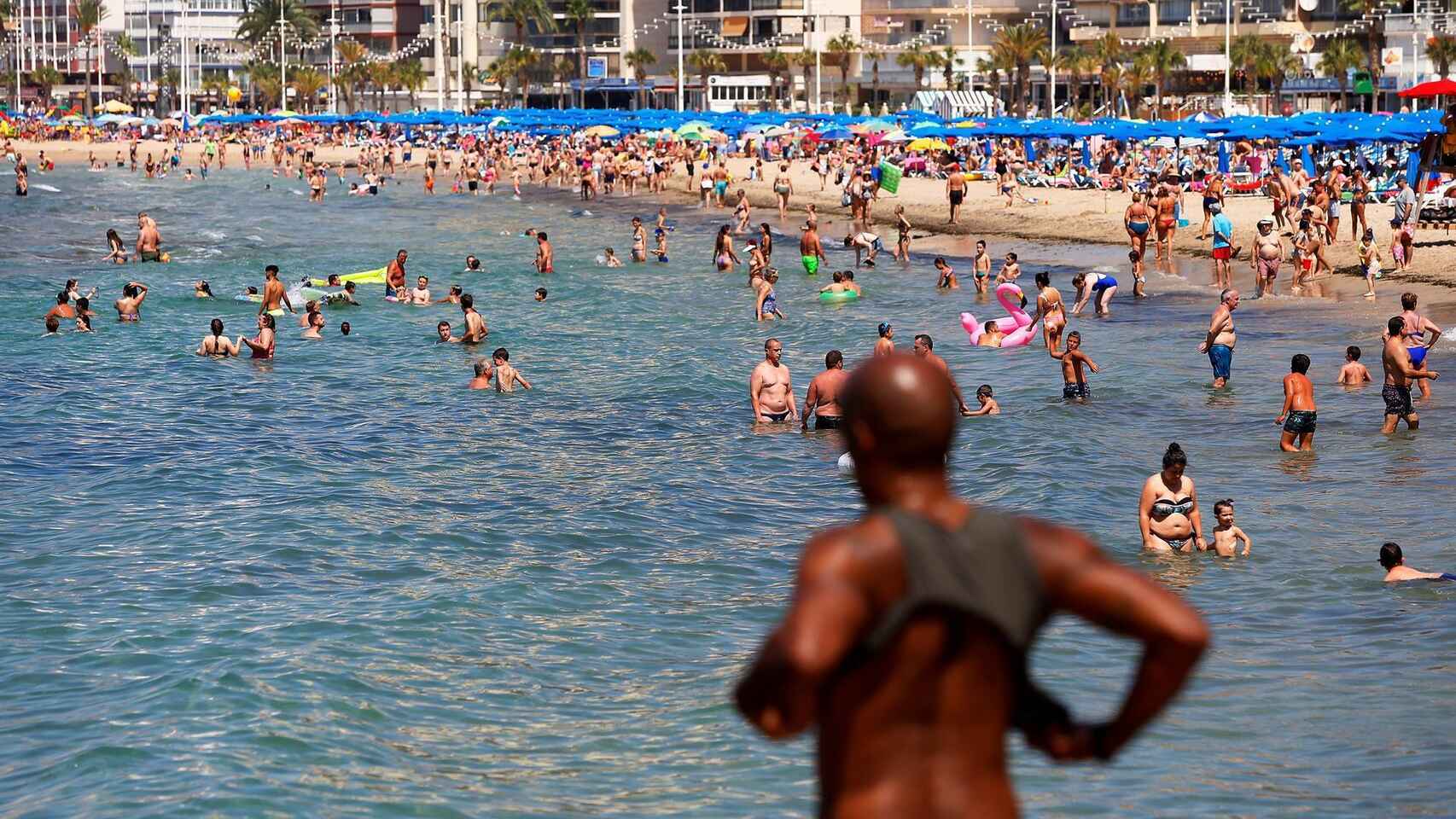 El turismo valenciano salva agosto pero alerta de un otoño difícil.