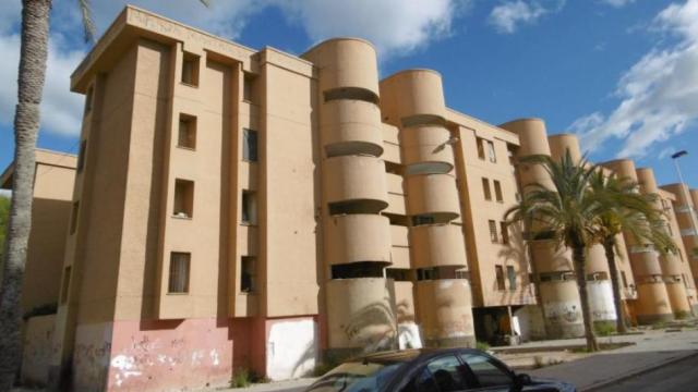 Un bloque de viviendas del barrio de Los Palmerales de Elche.