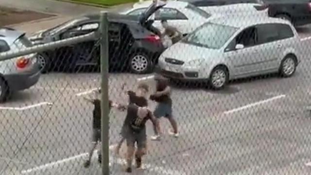 Un instante de la agresión al dueño del bar grabada por un vecino.