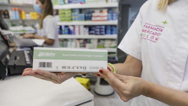 Una caja con test de antígenos de autodiagnóstico en una farmacia.