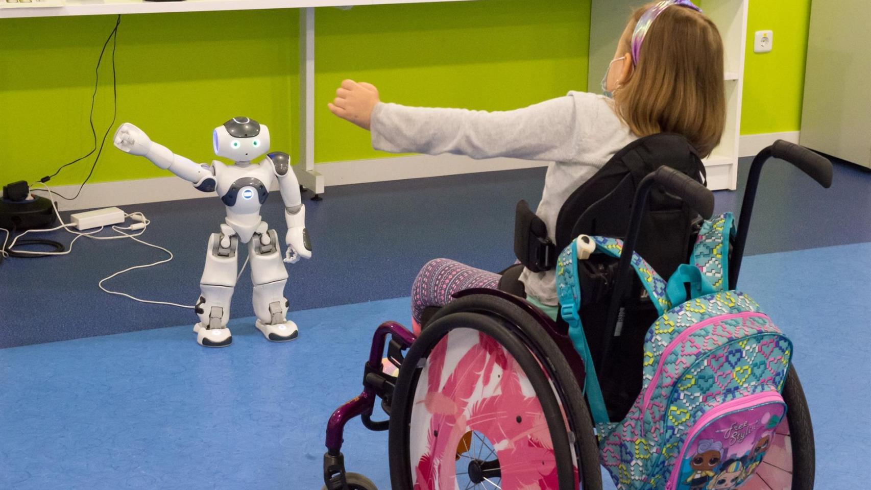 Una paciente pediátrica se ejercita siguiendo las indicaciones del robot