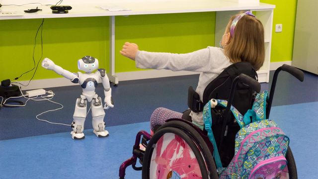 Una paciente pediátrica se ejercita siguiendo las indicaciones del robot
