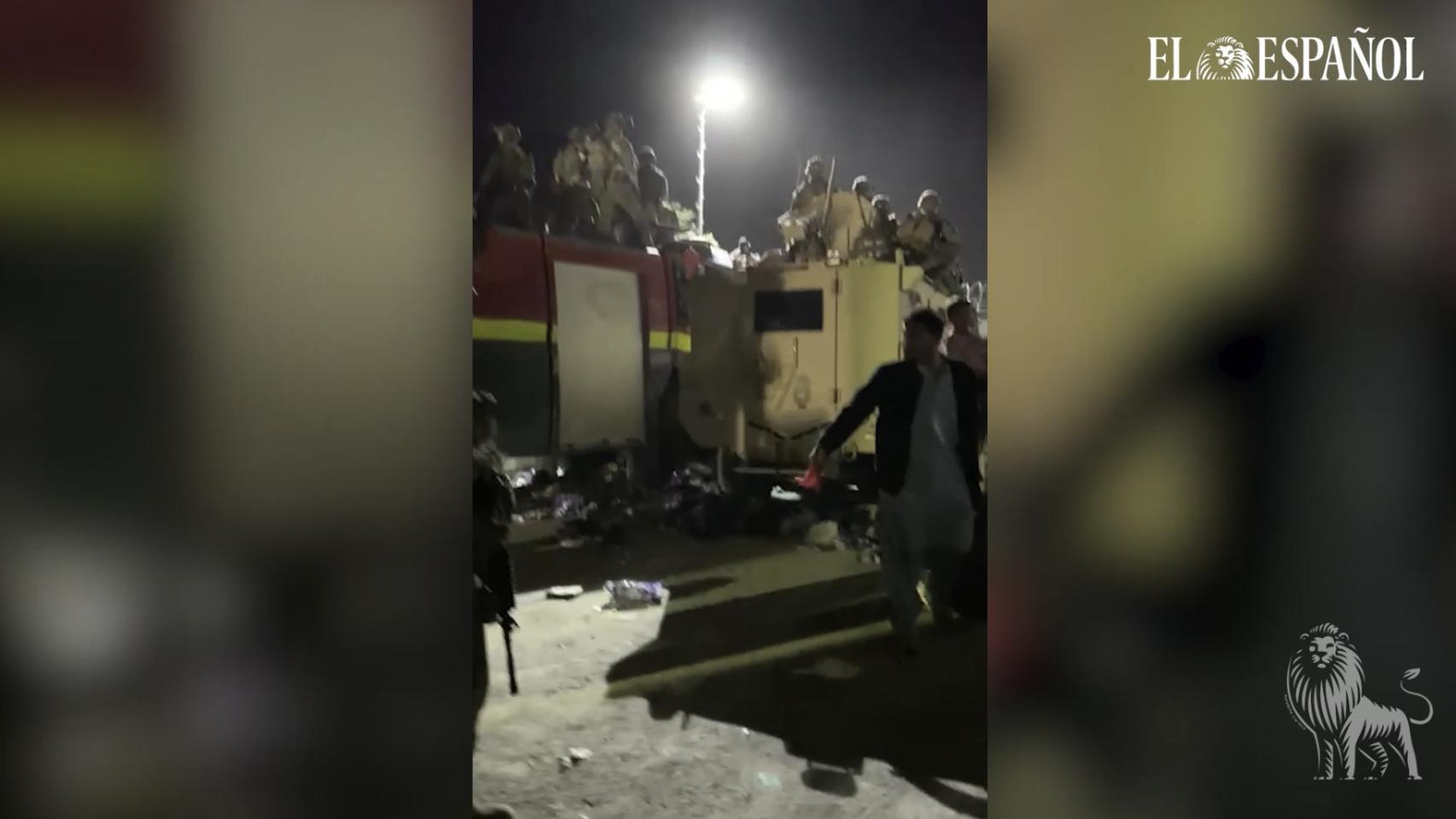 Los militares españoles evacúan a los afganos que acuden al aeropuerto de Kabul.