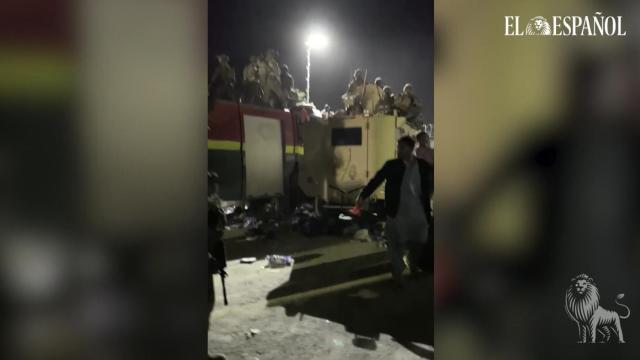 Los militares españoles evacúan a los afganos que acuden al aeropuerto de Kabul.