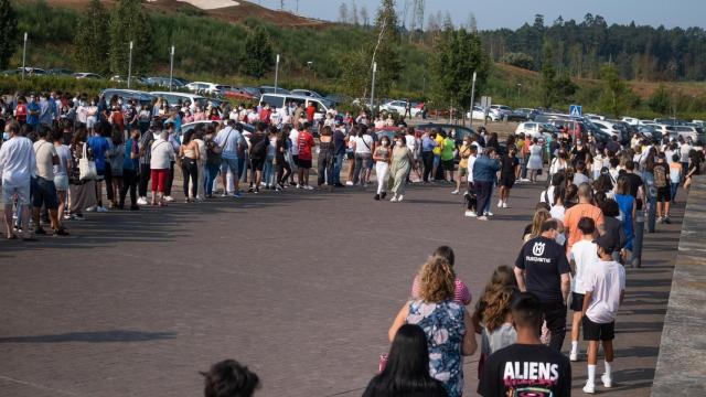 Un grupo de menores esperan a ser vacunados de la primera dosis de la vacuna Moderna.