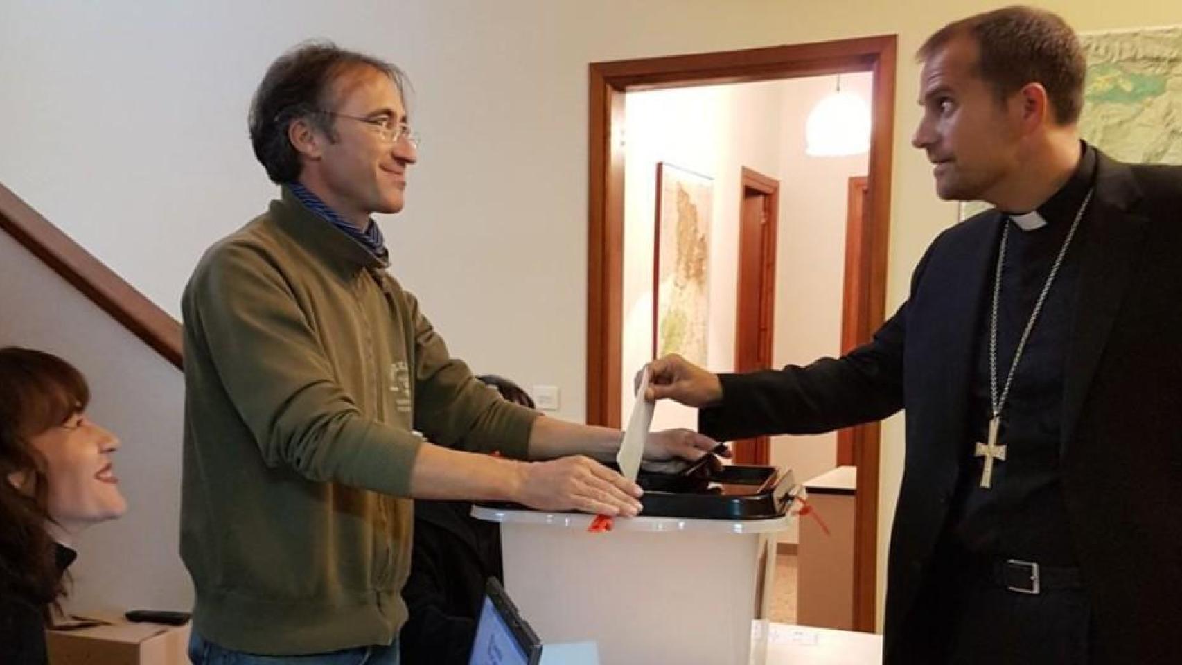 Novell participando en las votaciones ilegales del 1 de octubre de 2017.
