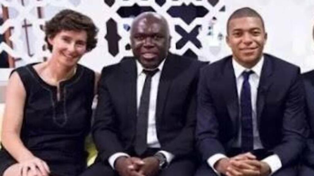 Delphine Verheyden, a la izquierda de Wilfried y Kylian Mbappé