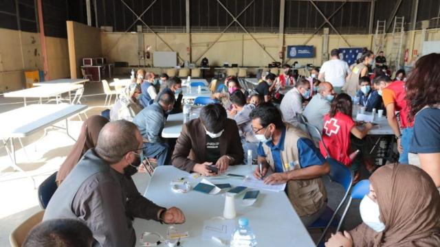 Familias afganas atendidas en al base de Torrejón de Ardoz de Madrid.