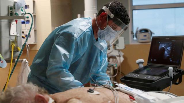 Un sanitario estadounidense atendiendo a un paciente.