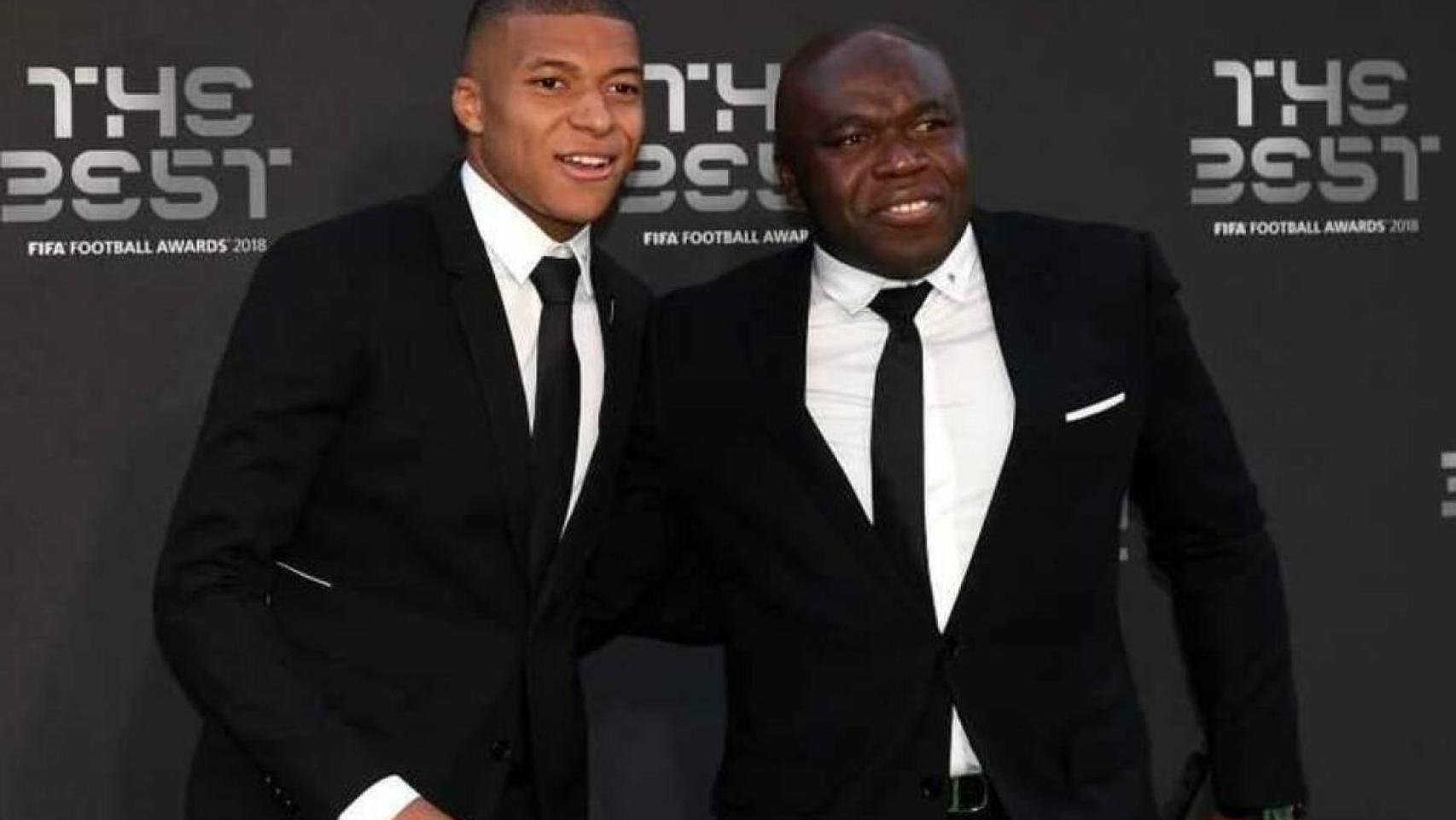 Kylian Mbappe, junto a su padre Wilfried en la gala The Best 2018