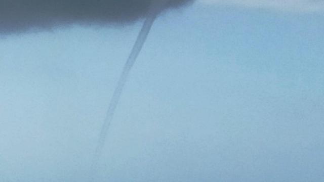 Imagen de la tromba marítima que ha sorprendido hoy a los vecinos de Nerja