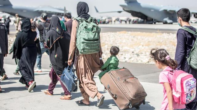 Familias evacuadas por EEUU en el aeropuerto de Kabul. Efe