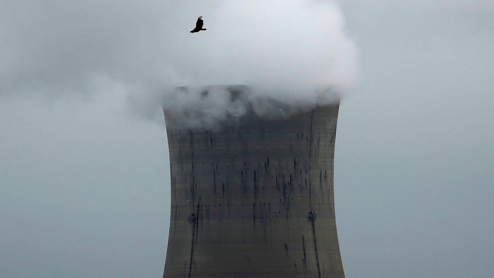 Una planta de energía nuclear.