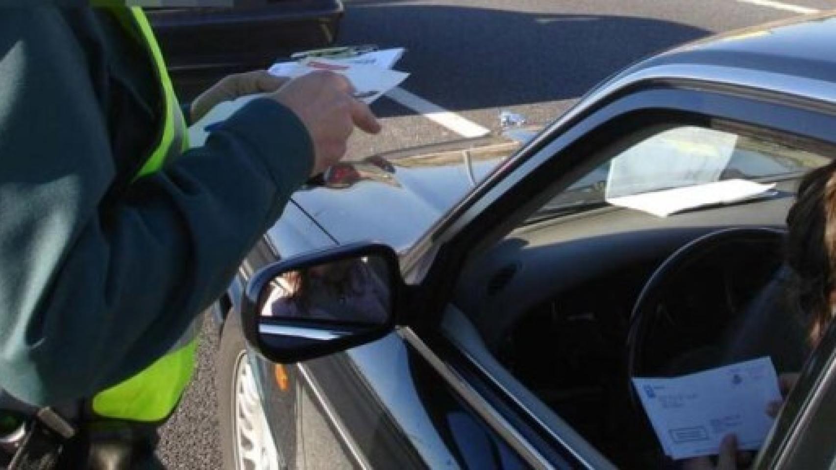 Estos son los documentos que siempre debes llevar en el coche