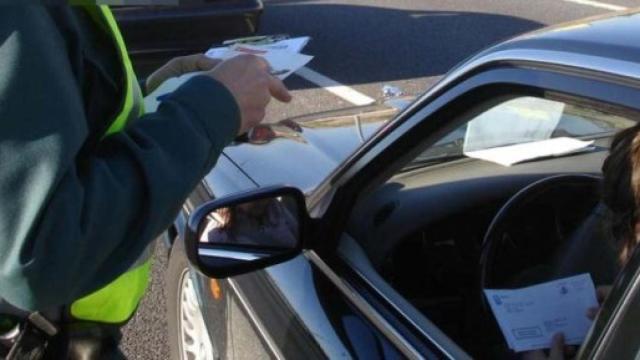 Estos son los documentos que siempre debes llevar en el coche