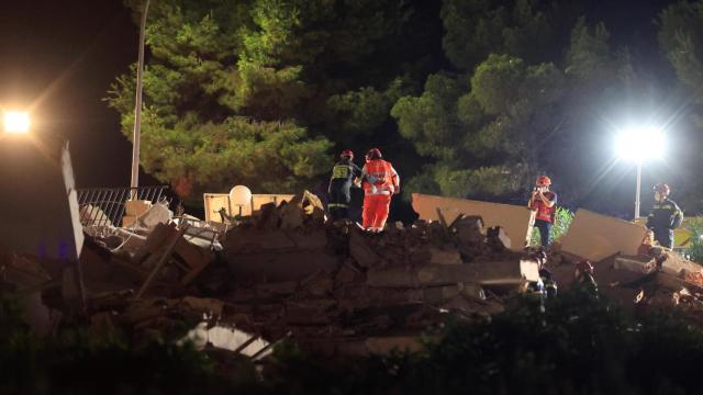 Los bomberos encuentran el cuerpo de un menor fallecido en el derrumbe de Peñíscola.