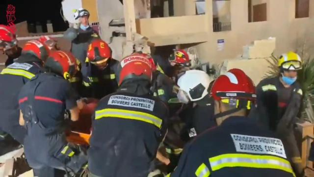 Momento en el que los bomberos rescatan a una de las personas atrapadas en Peñíscola.