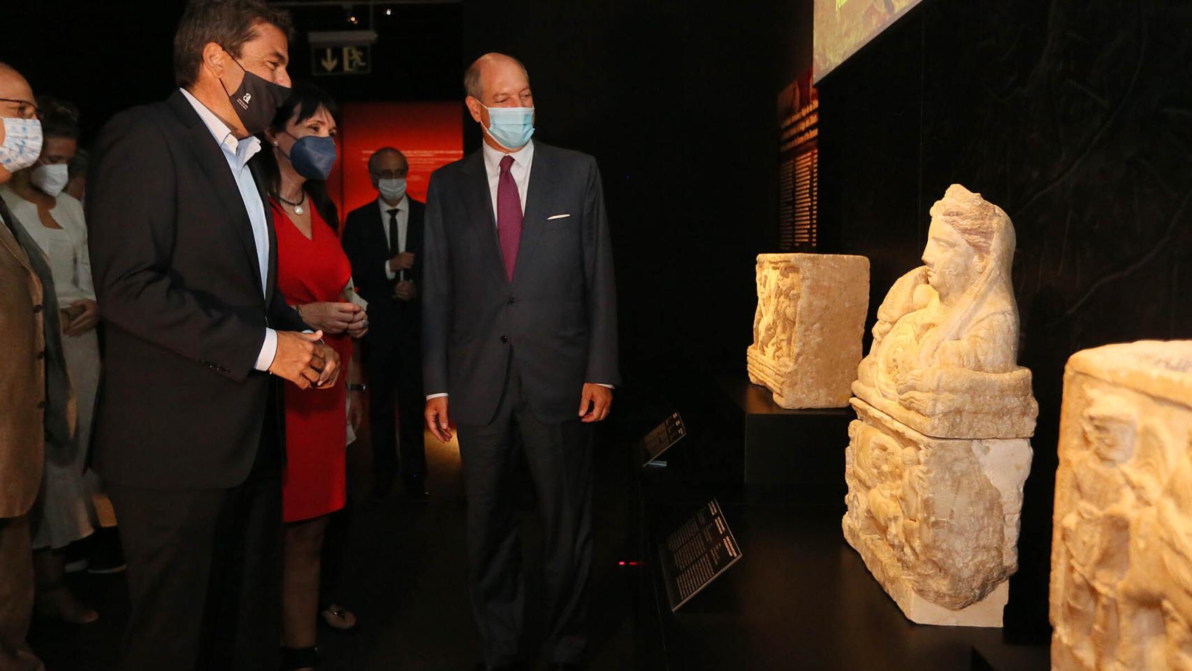 Las autoridades españolas e italianas ante la figura que simboliza la exposición sobre los etruscos en el Marq.