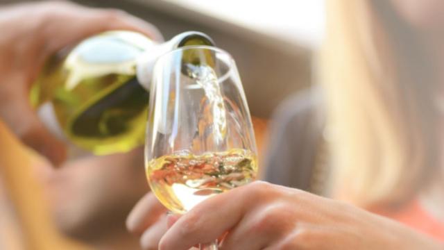 Desmentimos las falsas teorías sobre el vino blanco.