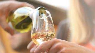 Desmentimos las falsas teorías sobre el vino blanco.