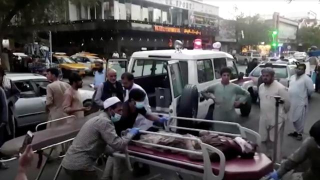 Gente trasladando al hospital a los heridos del ataque en el aeropuerto de Kabul.