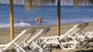 La cala de La Víbora, como el resto de playas marbelleras, cuenta con buenos y cuidados servicios.