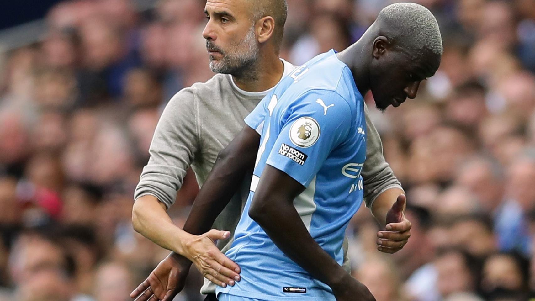 Pep Guardiola saludando a Benjamin Mendy durante un partido del Manchester City