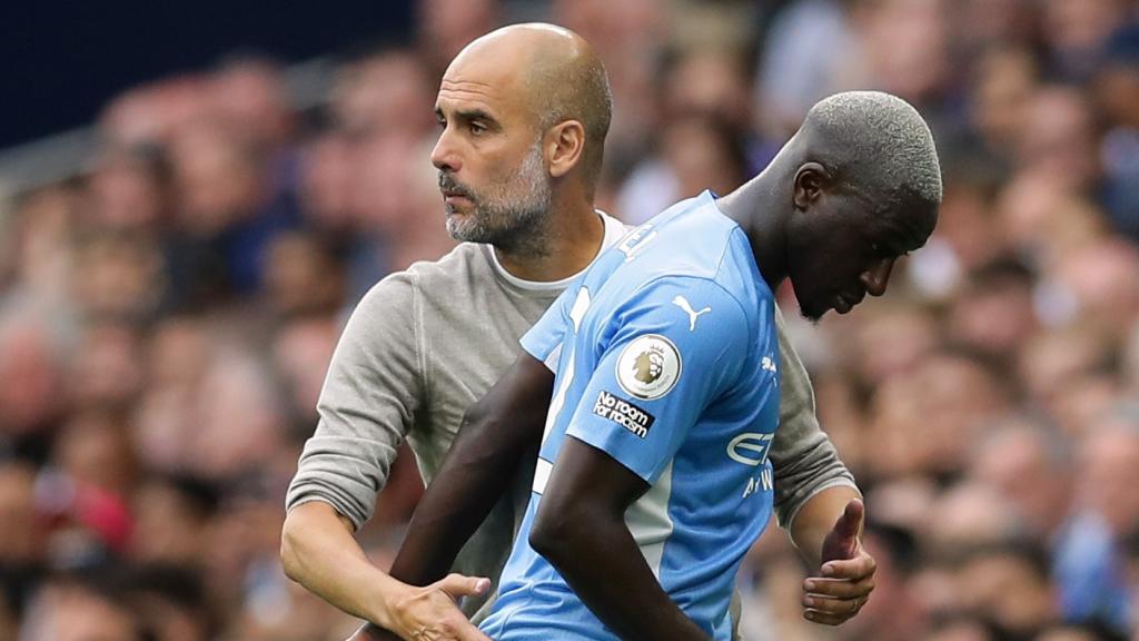 Pep Guardiola saludando a Benjamin Mendy durante un partido del Manchester City
