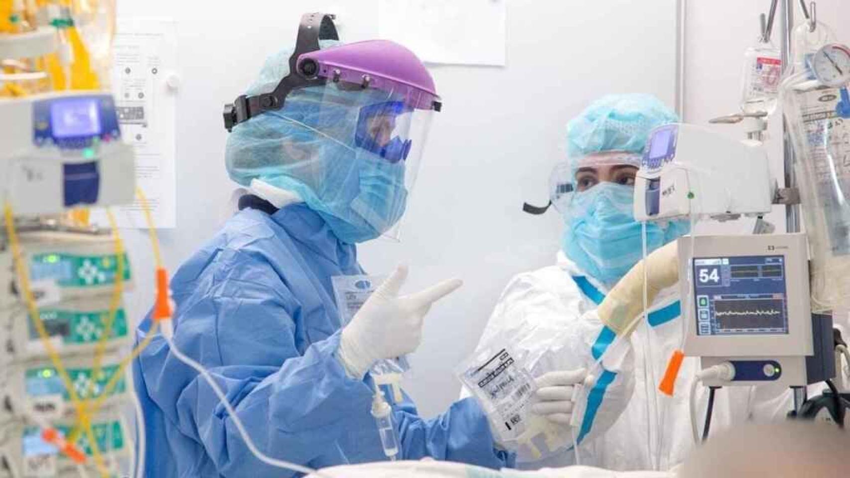 Dos profesionales sanitarios.