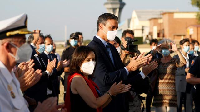 El presidente del Gobierno, Pedro Sánchez (d), y la ministra de Defensa, Margarita Robles (i), reciben este viernes a los últimos evacuados de Kabul.