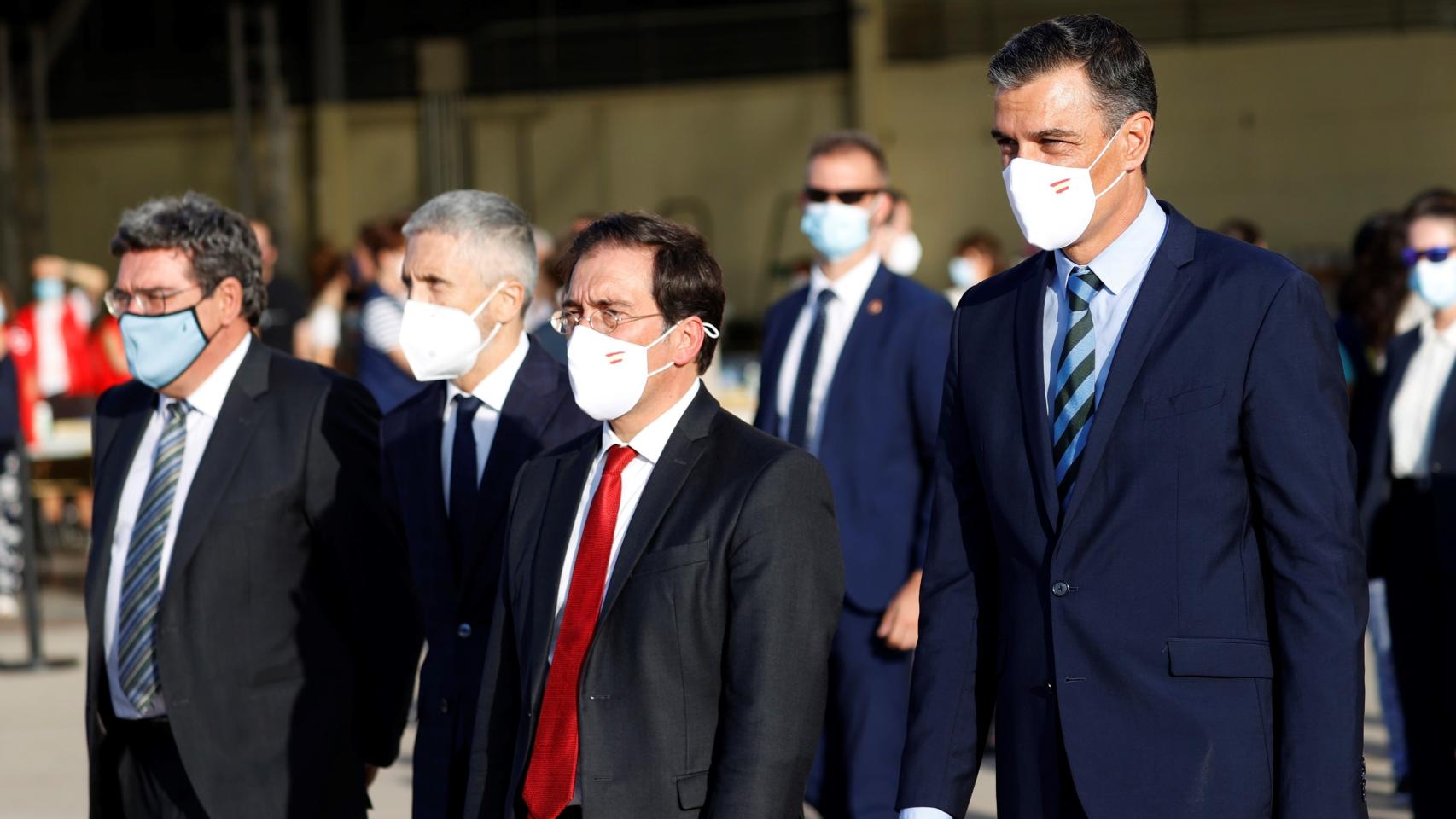 De izquierda a derecha: el ministro Seguridad Social, José Luis Escrivá, el ministro del Interior, Fernando Grande-Marlaska, el ministro de Asuntos Exteriores, José Manuel Albares, y el presidente del Gobierno, Pedro Sánchez.