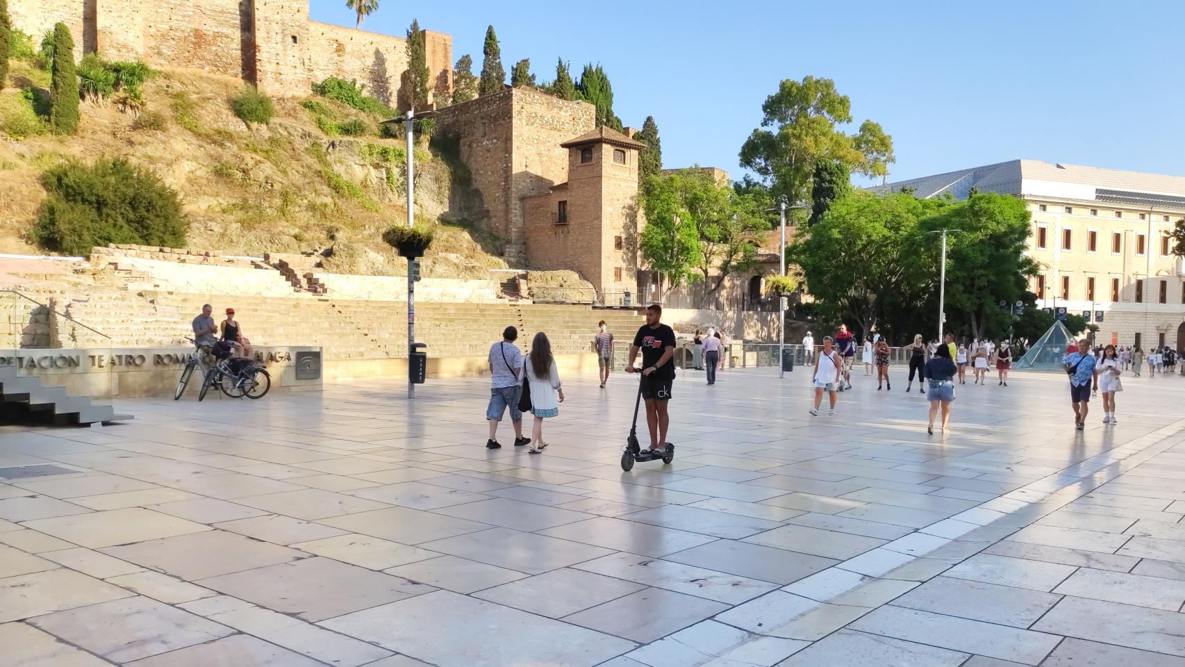 Alcazabilla y sus peatones no se libran del paso de los patinetes eléctricos.
