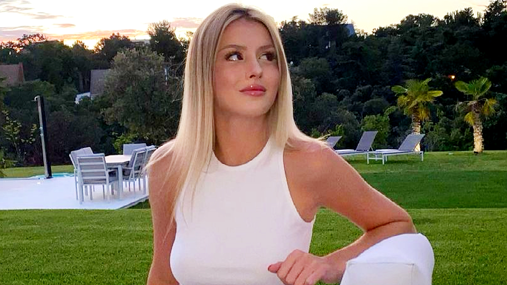 Imágenes del día: el impresionante posado de Arianna, la 'hija' de Carlos Sobera, en traje de baño