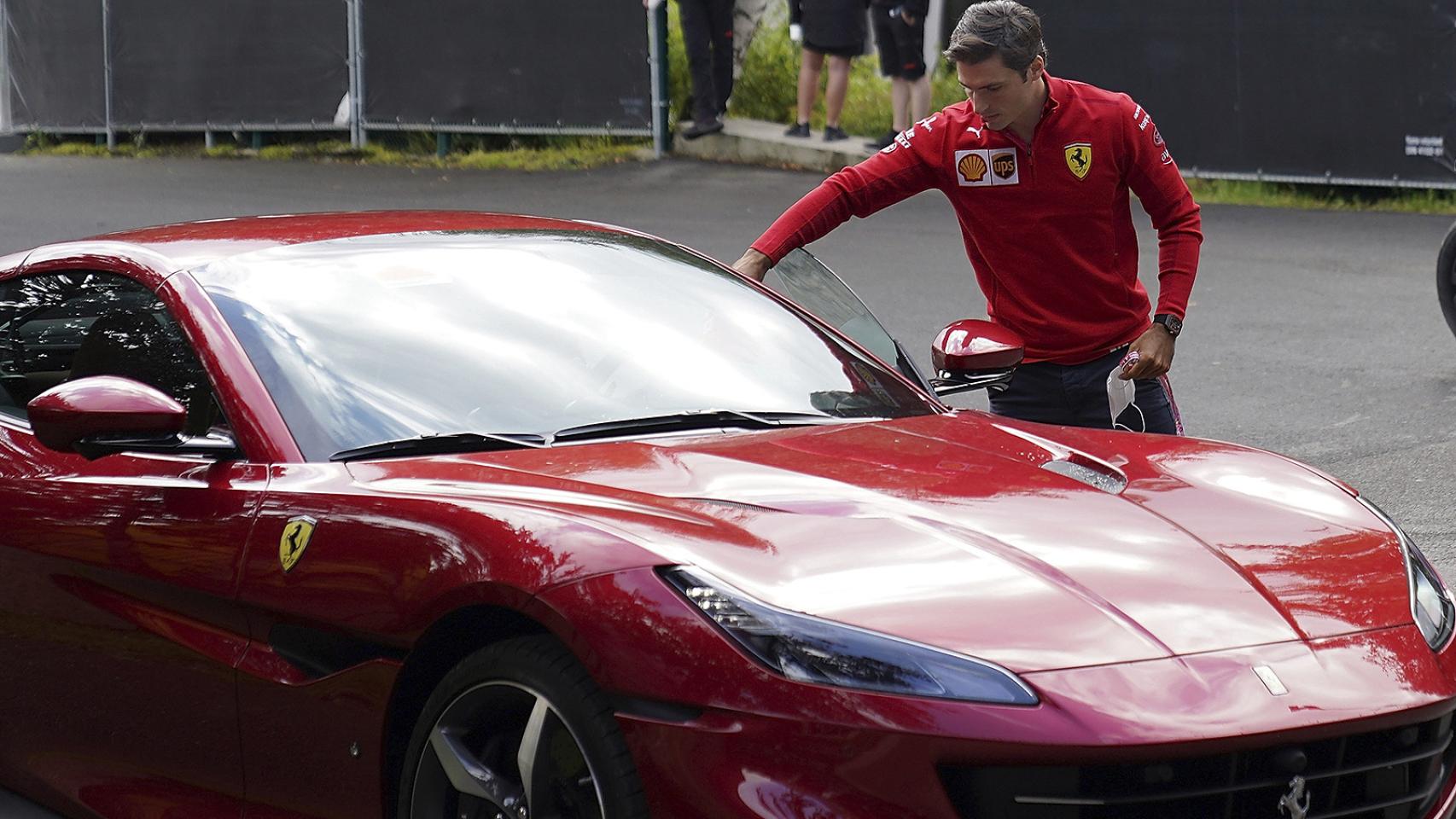 Del Ferrari de Carlos Sainz al patinete de Fernando Alonso: los otros 'vehículos' de los pilotos fuera de las carreras