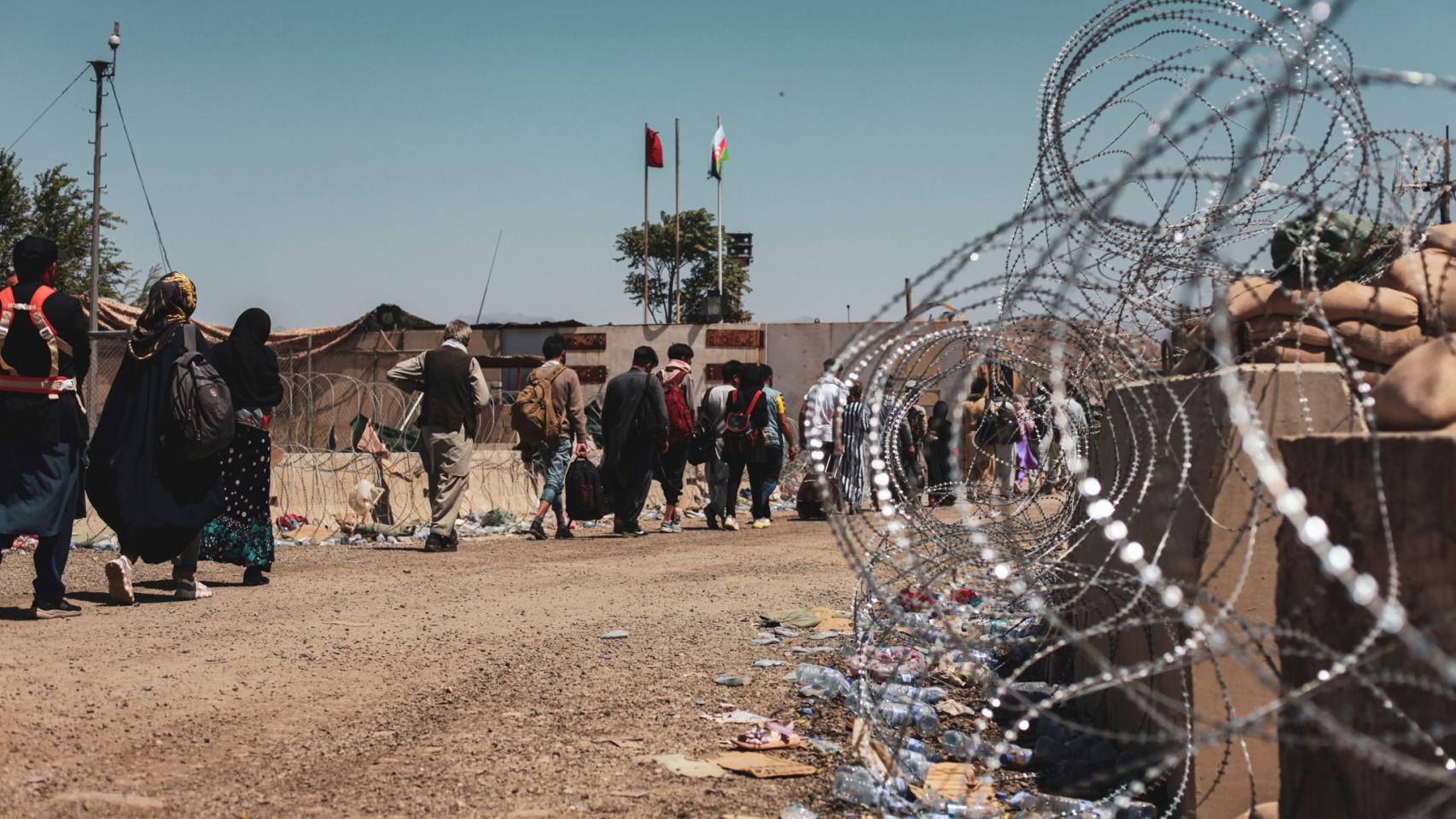 Un grupo de personas se prepara para ser evacuada en Kabul.