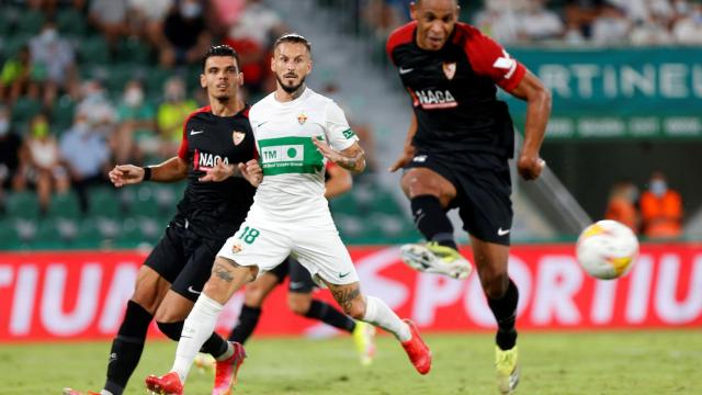 El delantero argentino del Elche Darío Benedetto durante el encuentro del sábado con el Sevilla.