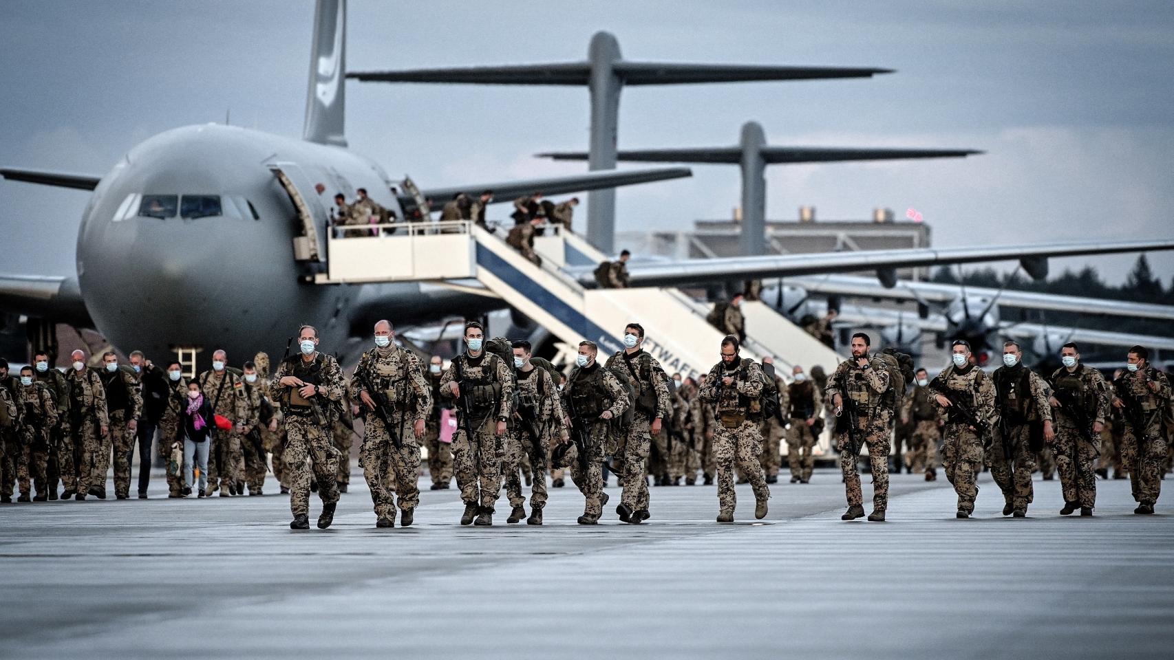Militares del Ejército alemán en Wunstorf, Alemania, tras su llegada de Kabul.