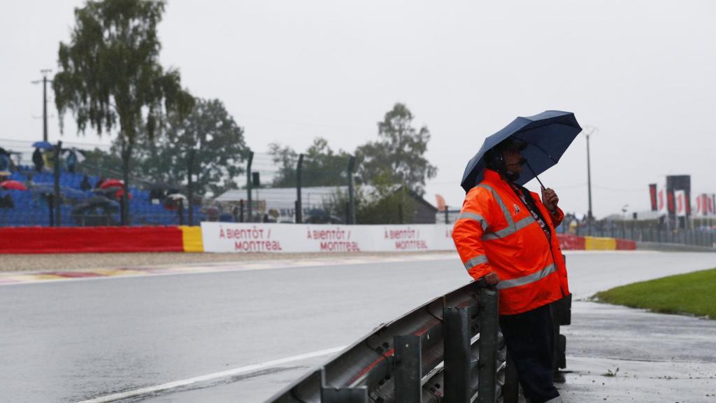Operario de Spa bajo un paragüas