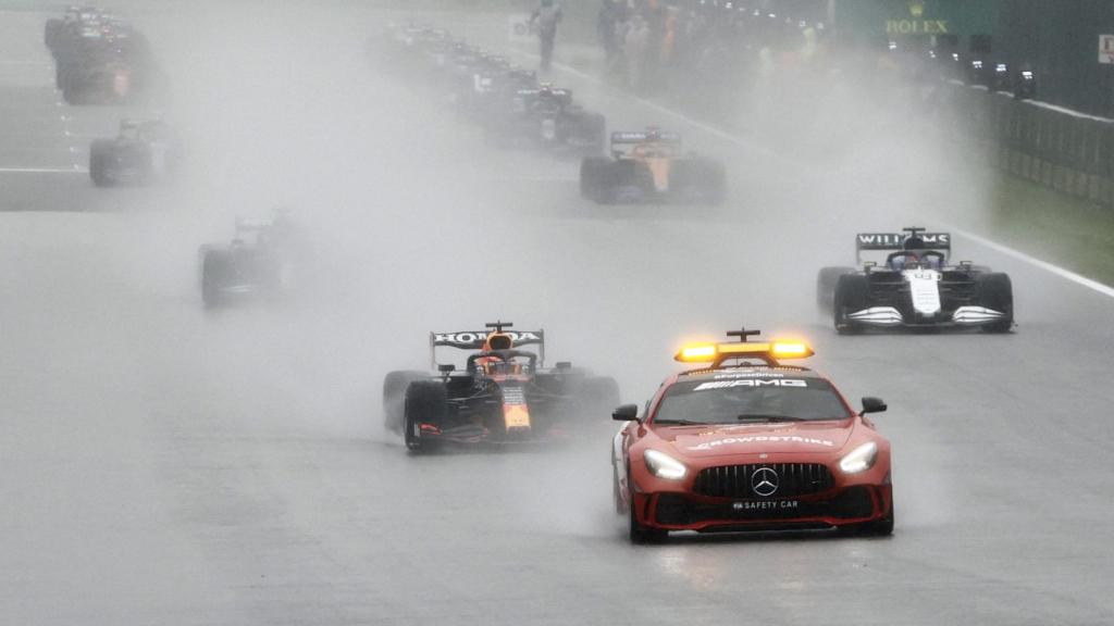 El Safety Car por delante de los coches de F1