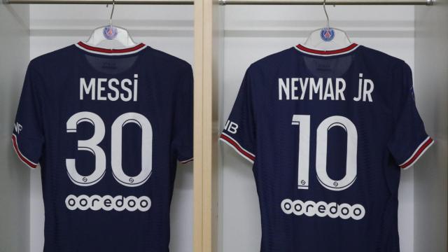 Camisetas de Messi y Neymar, en el vestuario del PSG