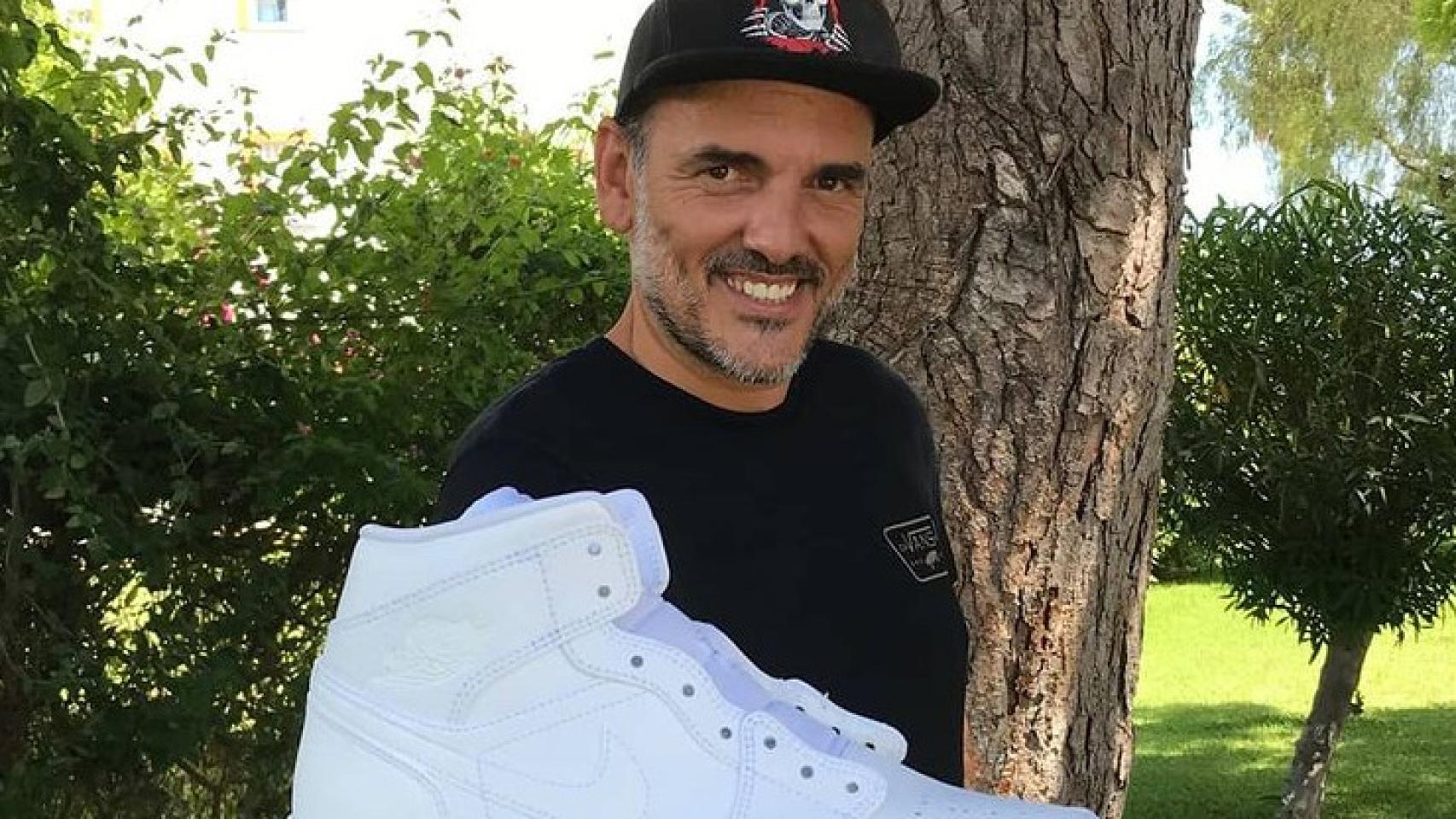 Pablo Ruano junto a las zapatillas aún sin costumizar.