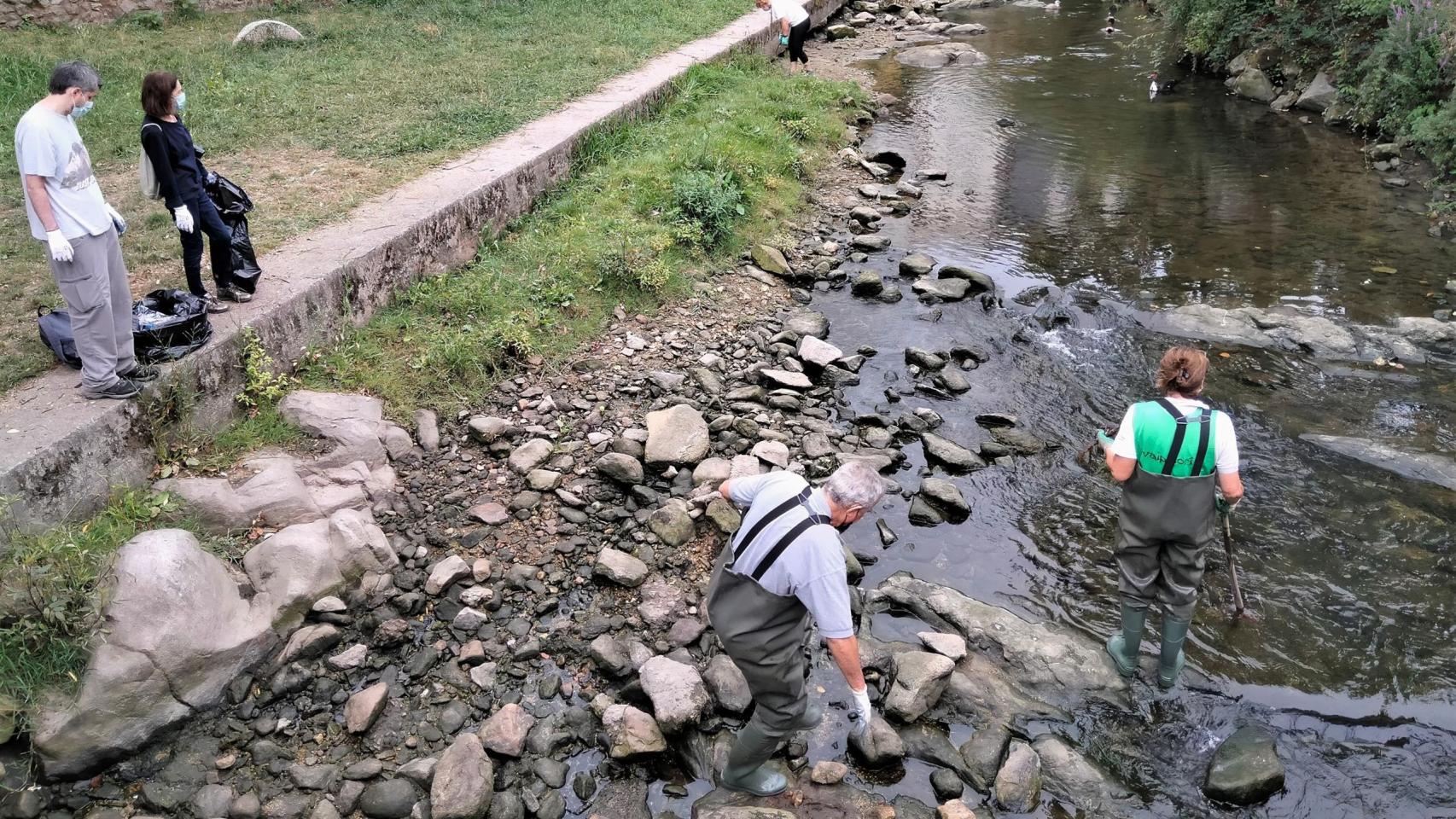 La 21 campaña de Vaipolorío culmina con la retirada de 655 kilos de residuos del río Gafos en Pontevedra.