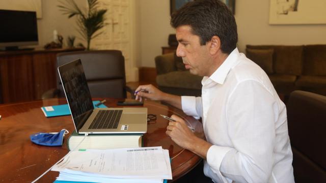 Carlos Mazón pide enfocarse en las listas de espera de vivienda pública, no en las riñas del Consell.