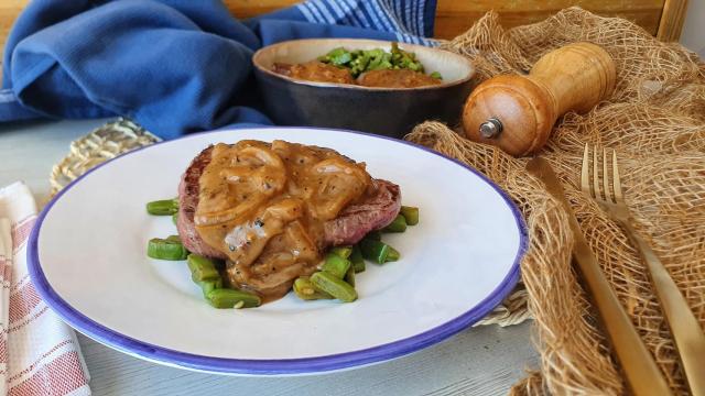Solomillo de ternera a la pimienta negra con  judías, receta en vídeo